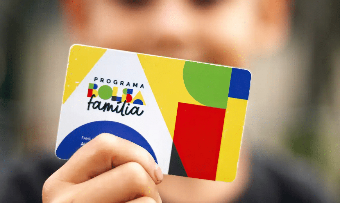 Bolsa Família: saiba como funciona e quem tem direito ao benefício de mais de R$600