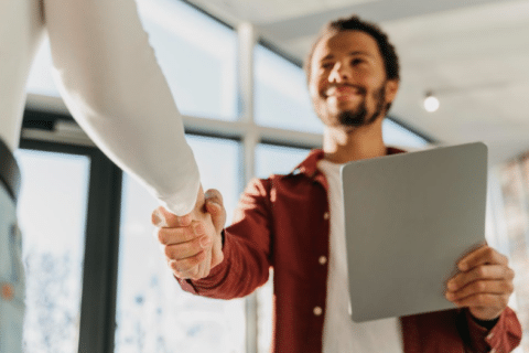 Como o governo apoia startups e pequenos negócios